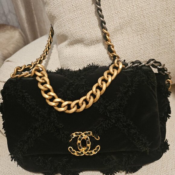 Chanel 19 Black Velvet collection - Picture 1 of 3